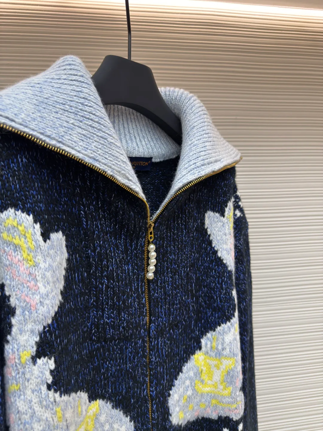 LOUIS VUITTON Nigo series zipper knitted tunic jacket ●Authentic product: 25000 purchase and development ●Item number: 1680005-B40 ●Fabric: wool fabric ●Technology: jacquard production ●Version: fitted version ●Weight: about 1430 grams ●Size: S-M-L-XL ●Description: This tunic jacket focuses on Pharrell Williams and Nigo in 2025 A creative picture drawn together in autumn and winter. A koi carp wearing the LV logo swims on the front, and behind the cherry blossoms and Japanese text marks, Nigo’s cultural origins are revealed. Sophisticated patterns are intarsia and embroidered on a cotton-wool-blend knit that's textured as finely as if it were handmade. Beaded zip pulls add an elegant touch to the comfortable silhouette. The overall wiring is straight and delicate, the fabric is comfortable and soft, and the color is consistent without color difference. It can be matched with the same style to create a fashionable look and control various occasions. Customized accessories, complete with three standards, same style for men and women!